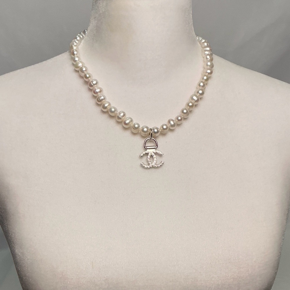 Pearl Necklace with Silver Charm Chanel - Picture 2 of 7